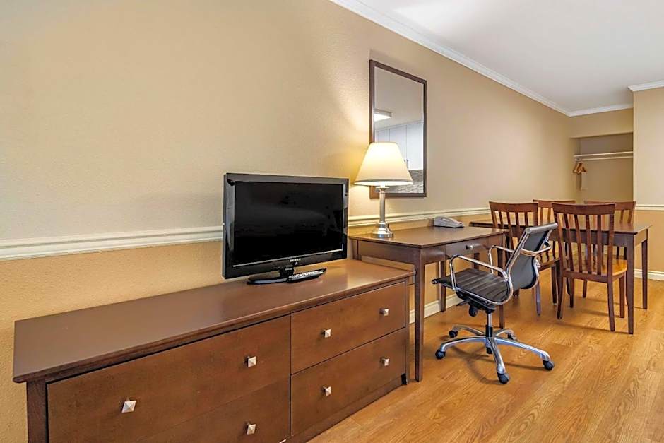 Econo Lodge Inn & Suites