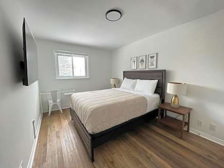 Letitia Heights !D Quiet and Stylish Private Bedroom with Shared Bathroom