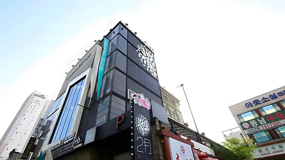 February Boutique Hotel Hwanggeum