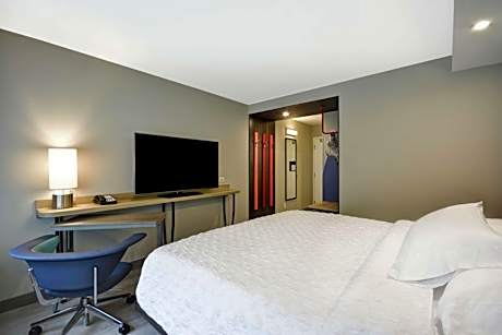 King Room with Accessible Tub - Mobility Access
