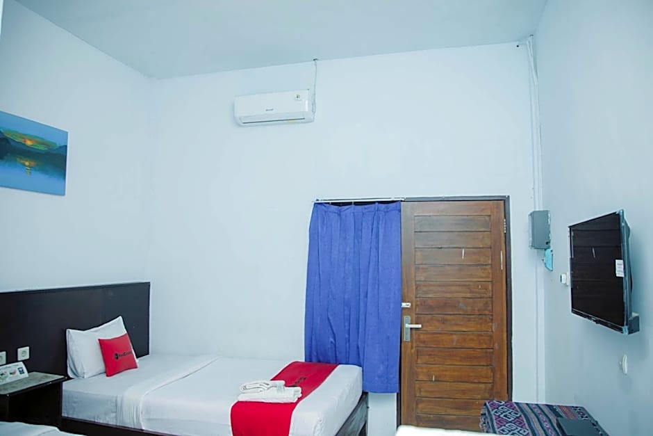 RedDoorz at Hening Homestay