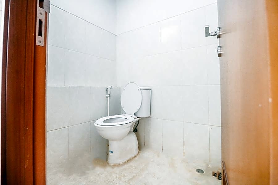 RedDoorz Apartment @ Green Lake View Ciputat