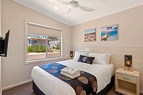 Deluxe 2 Bedroom Lakeview Cabin - Sleeps 6