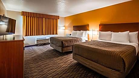 Queen Room with Two Queen Beds and Bath Tub - Disability Access
