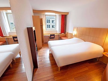 Room with 2 single beds equipped with the new b edding