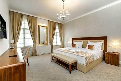 Deluxe Suite with Free Spa Access