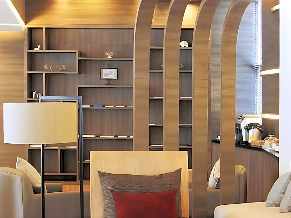 Classic Kameo Hotel & Services Apartment 