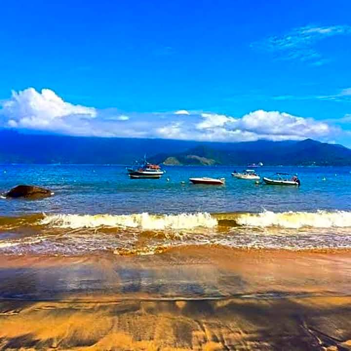 Suíte Pé na Areia- Espaço Independente na Praia do Curral com localização privilegiada - simplicidade e comodidade com o pôr do sol mais lindo de Ilhabela - melhor custo benefício para até 4 pessoas , na Av José Pacheco do Nascimento nº 7682