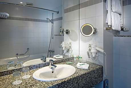 Room, 2 Queen Beds, City View