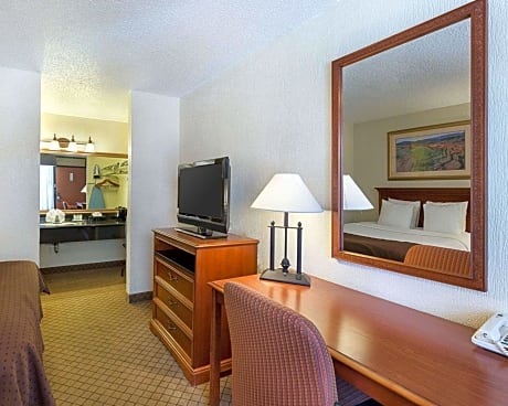 1 Queen Bed, Smoking, Accessible