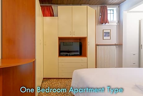 One-Bedroom Apartment with Courtyard View