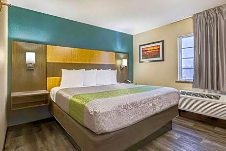 1 King Bed | Non-Smoking, Kitchen