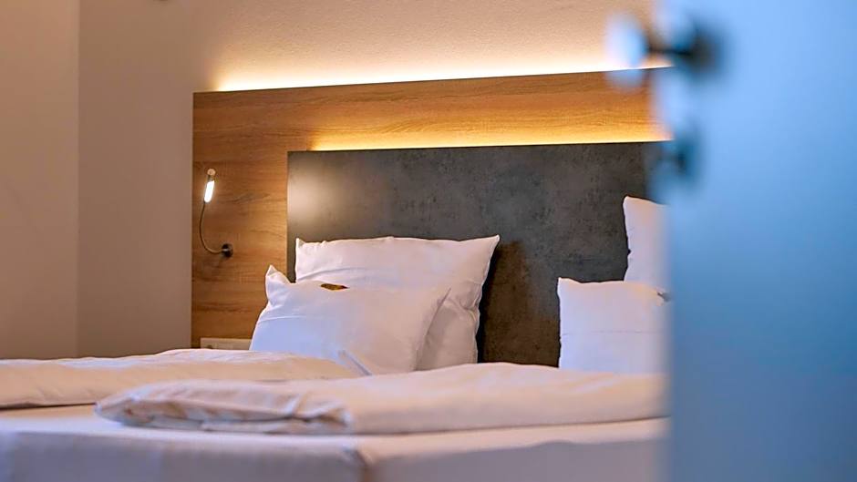 Moselhotel Weinhaus Simon `Sauna`Restaurant`ELadesäule