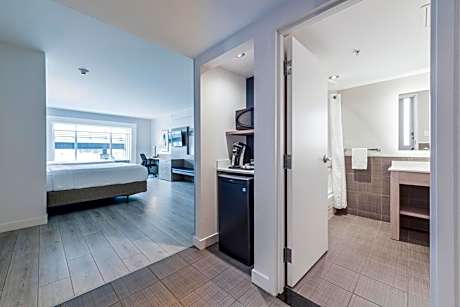 Queen Room with Two Queen Beds - Disability Access with Bath Tub
