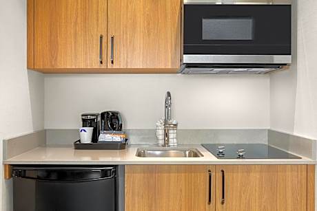 1 King Bed 1Bdrm Suite W/ Kitchen Nonsmoking