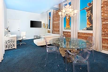 One-Bedroom King Suite