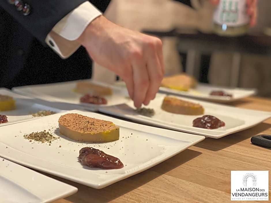 La Maison des Vendangeurs - TABLE D'HÔTES le soir du jeudi au dimanche- Jacuzzi - Balnéo SPA - ACCES PISCINE pour toutes les chambres sauf STUDIO COQUET- Piscine de mai à mi-octobre