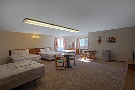 Family Room 4 Queen Beds