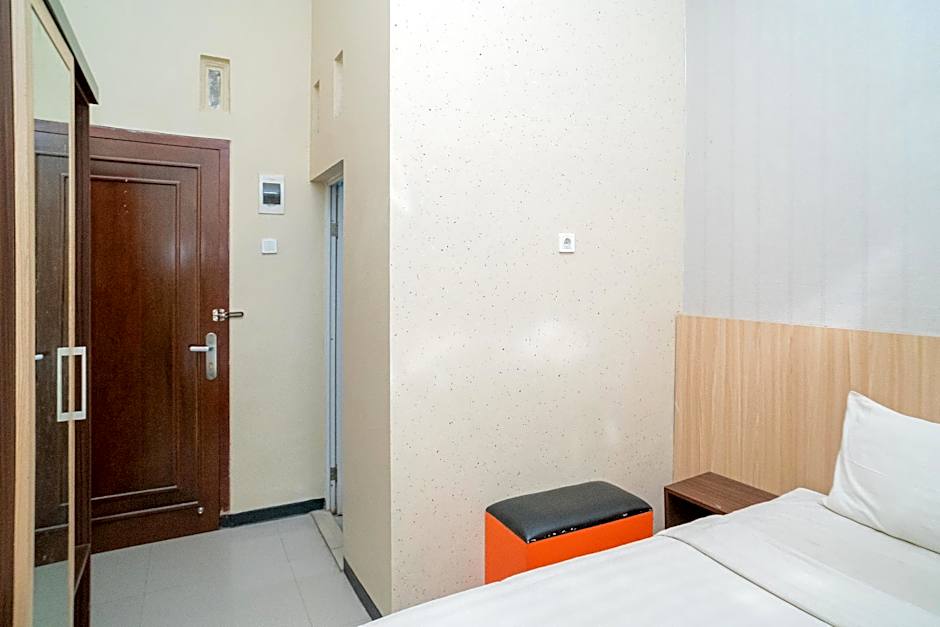 RedDoorz near Matahari Singosaren Solo