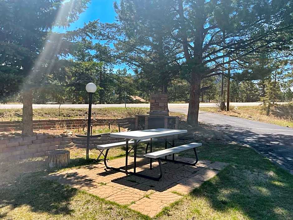 Saddle & Surrey Motel