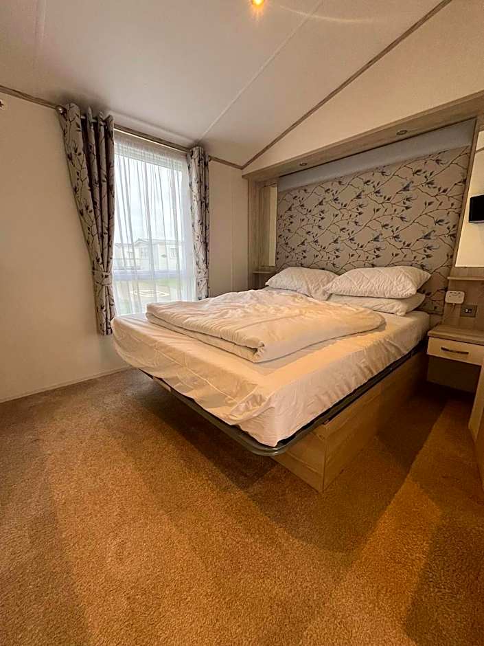 Heron 41, Scratby - California Cliffs, Parkdean, sleeps 6, pet friendly, bed linen and towels included - close to the beach