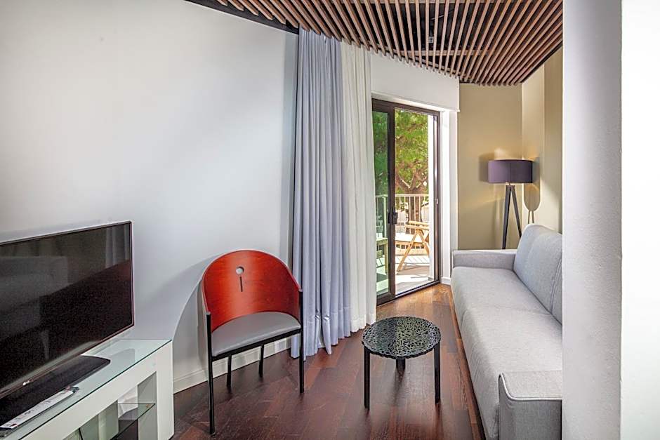 Monaco Suites Hotel