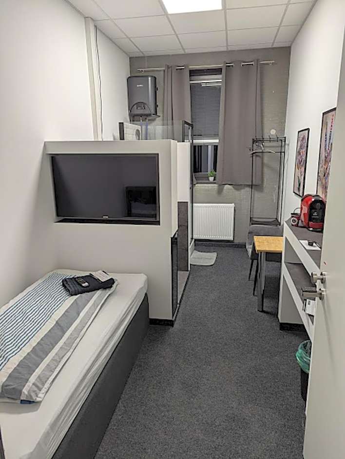 BUSINESS-MOTEL free WiFi & massage, air-con, XXL-Parking