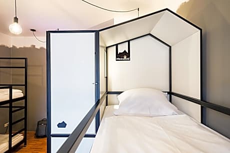 1 Person in 8-Bed Dormitory with Shared Bathroom - Mixed