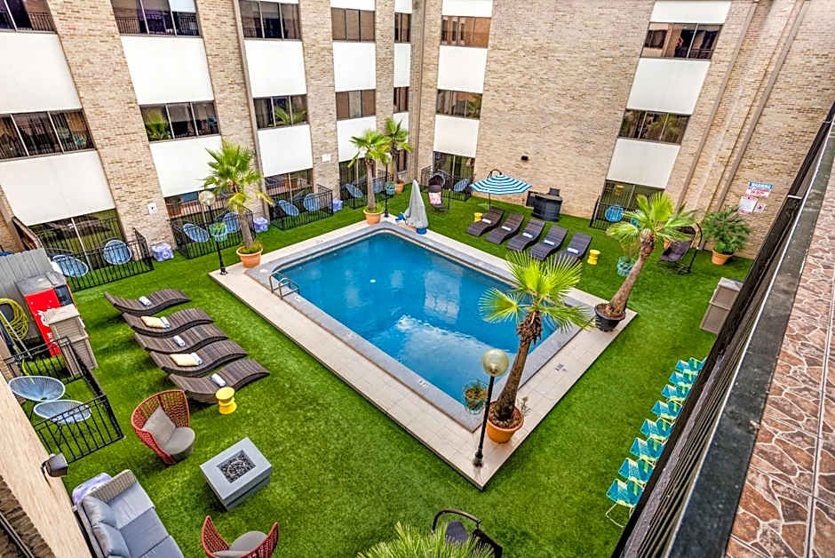 Photo 1 of 159 of Riverwalk Plaza Hotel