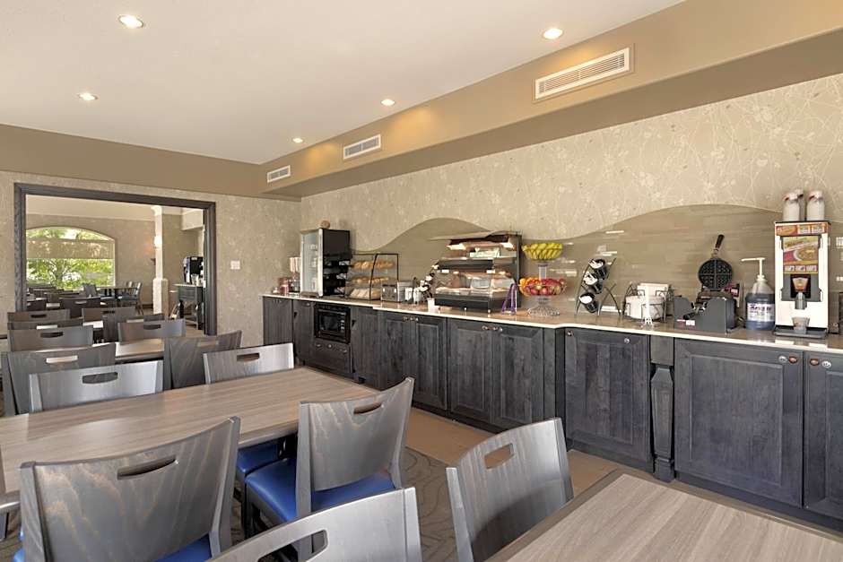 Days Inn & Suites by Wyndham Brandon