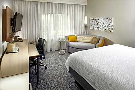 King Room with Bathtub - Mobility Access/Hearing Accessible