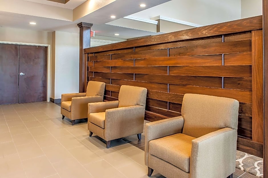 Comfort Suites Rensselaer near Fair Oaks