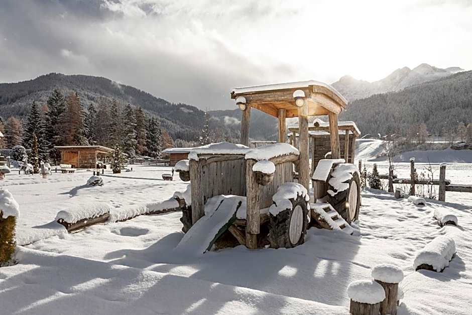 Aparthotel Familiaris - Family Apartments - Pools & Spa in Dolomites