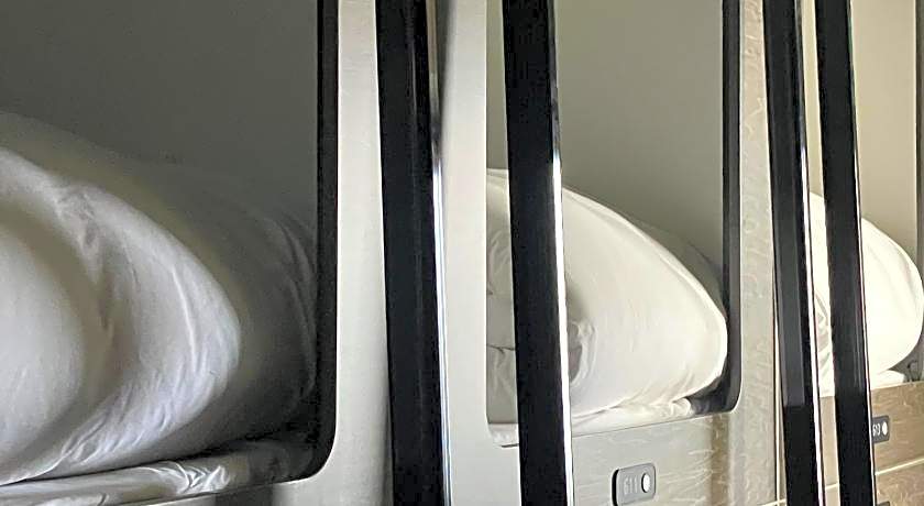 Capsule Hotel Suzumoriya 