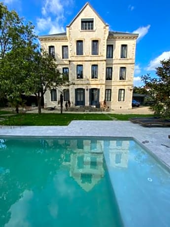 Demeure Saint Louis, cité 10mn à pieds, piscine chauffée, Clim AC, Parking privé