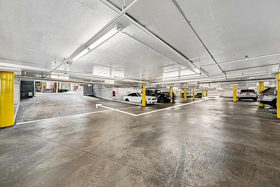 Beverly Hills Gem 1 BR Apt with Parking 218