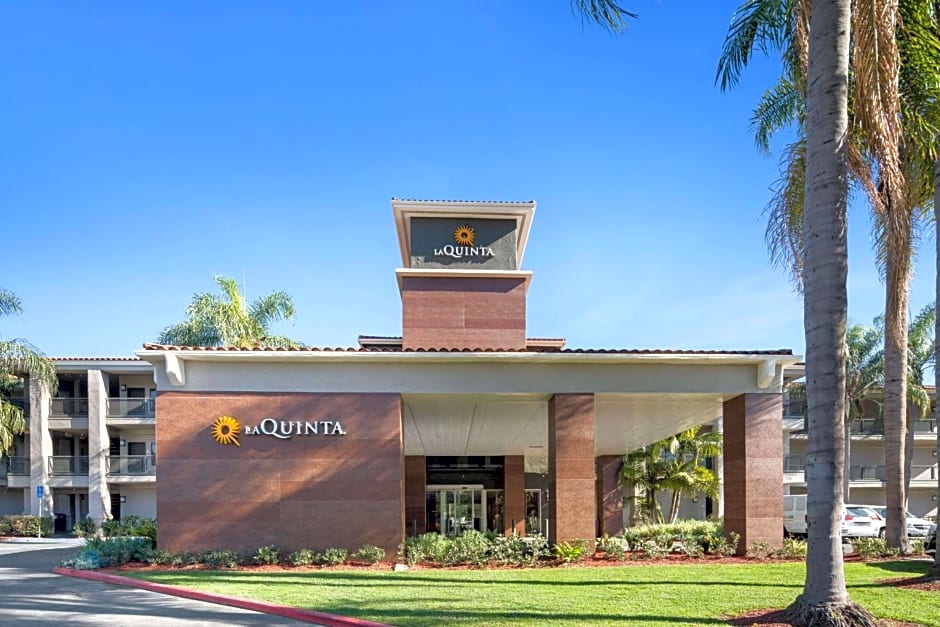 La Quinta Inn & Suites by Wyndham Orange County - Santa Ana