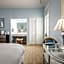 Deluxe Queen at the Curry Mansion - Parking & Heated Pool!