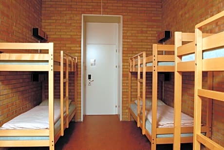 Private Room for 6 People with Shared Bathroom