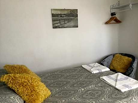 Rear-Facing Twin Room with Shower