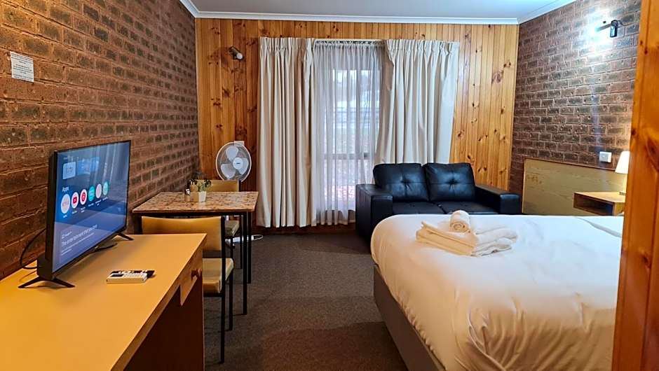 Country Roads Motor Inn