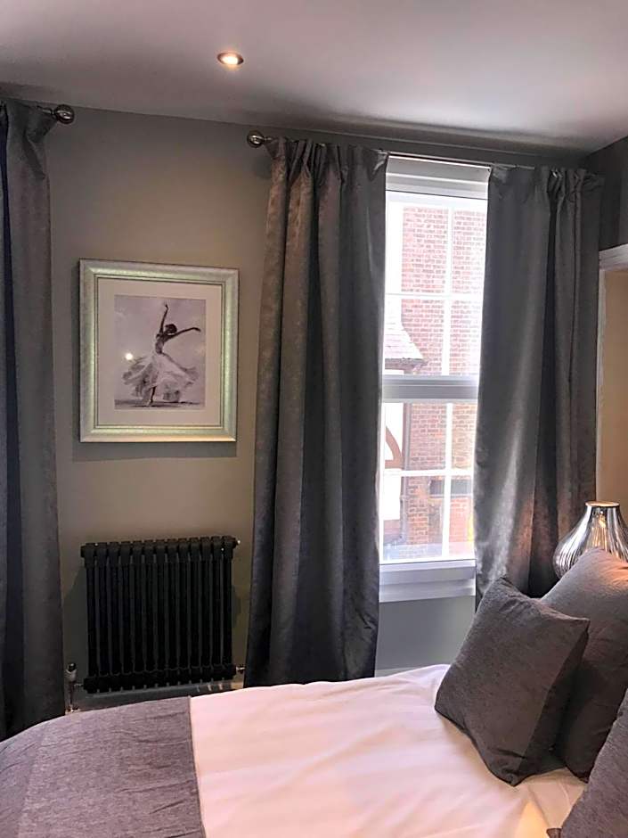 Lil's On The Waterfront