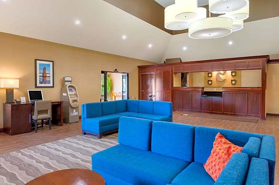 Comfort Inn & Suites Cincinnati Eastgate