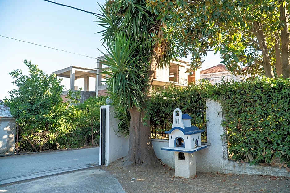 Davis Studios & Apartments