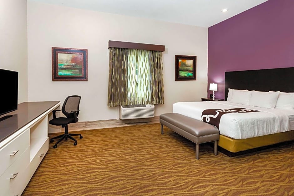 La Quinta Inn & Suites by Wyndham Laredo Airport