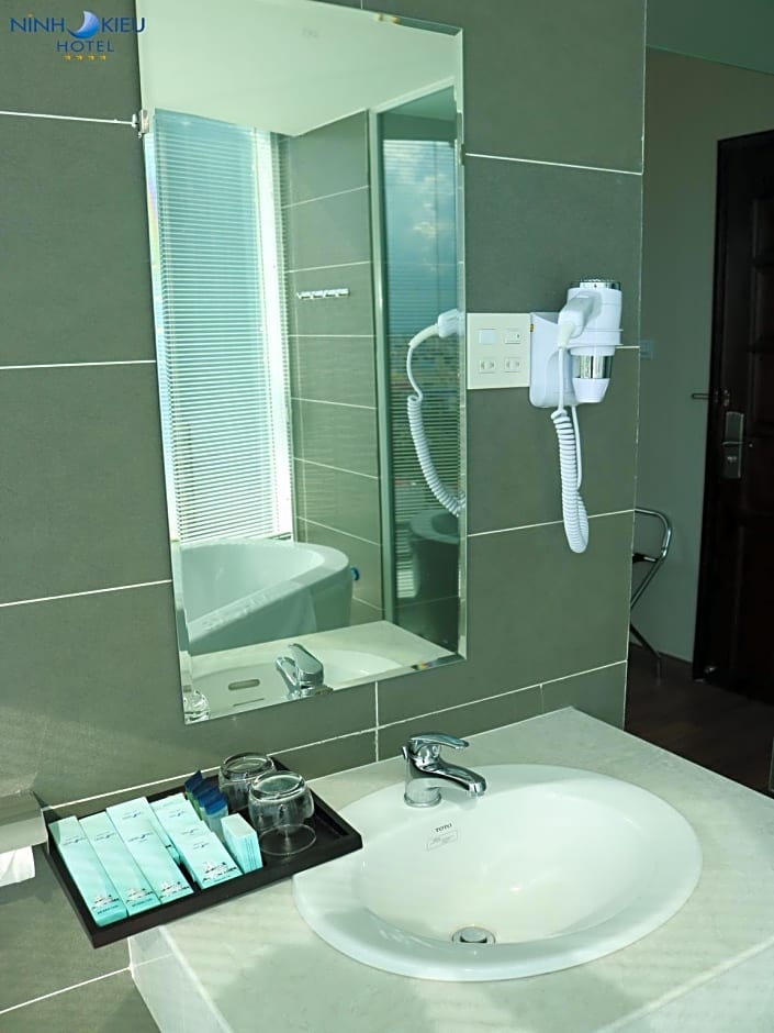 Ninh Kieu Riverside Hotel