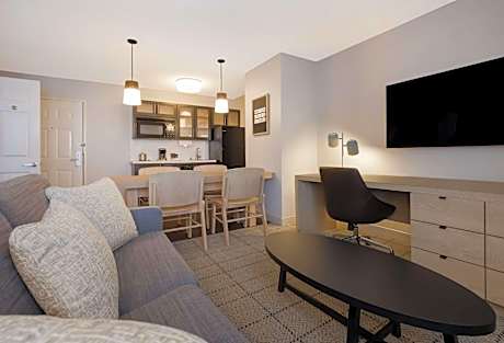 One-Bedroom Queen Suite