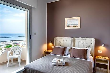 Double Room in front of the Sea
