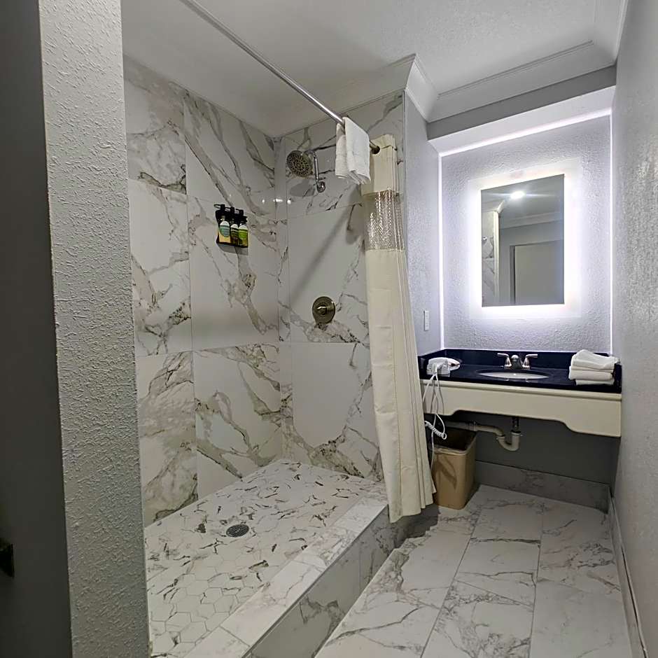 Mountain Vista Inn & Suites - Walking Distance to the Island