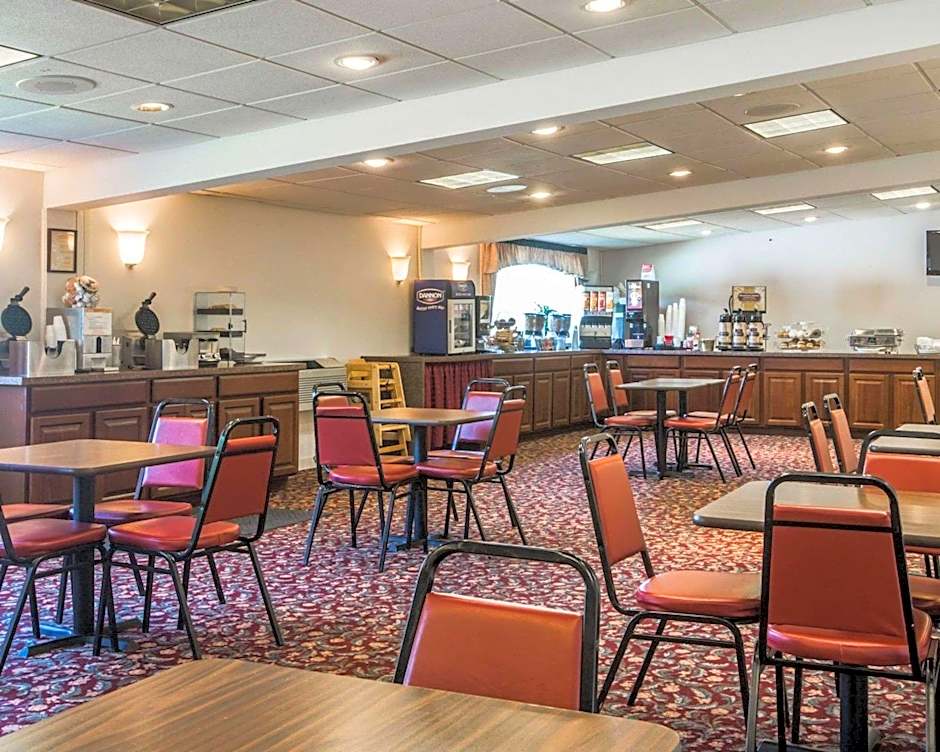 Clarion Inn & Suites At The Outlets Of Lake George